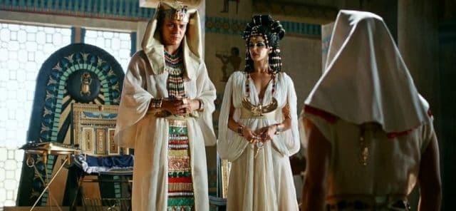 Las pelucas o el mismo cabello de los egipcios eran lavados de manera muy peculiar, ya que mezclaban agua con jugos cítricos para remover los aceites grasos, así el pelo quedaba suave y con mucho brillo.