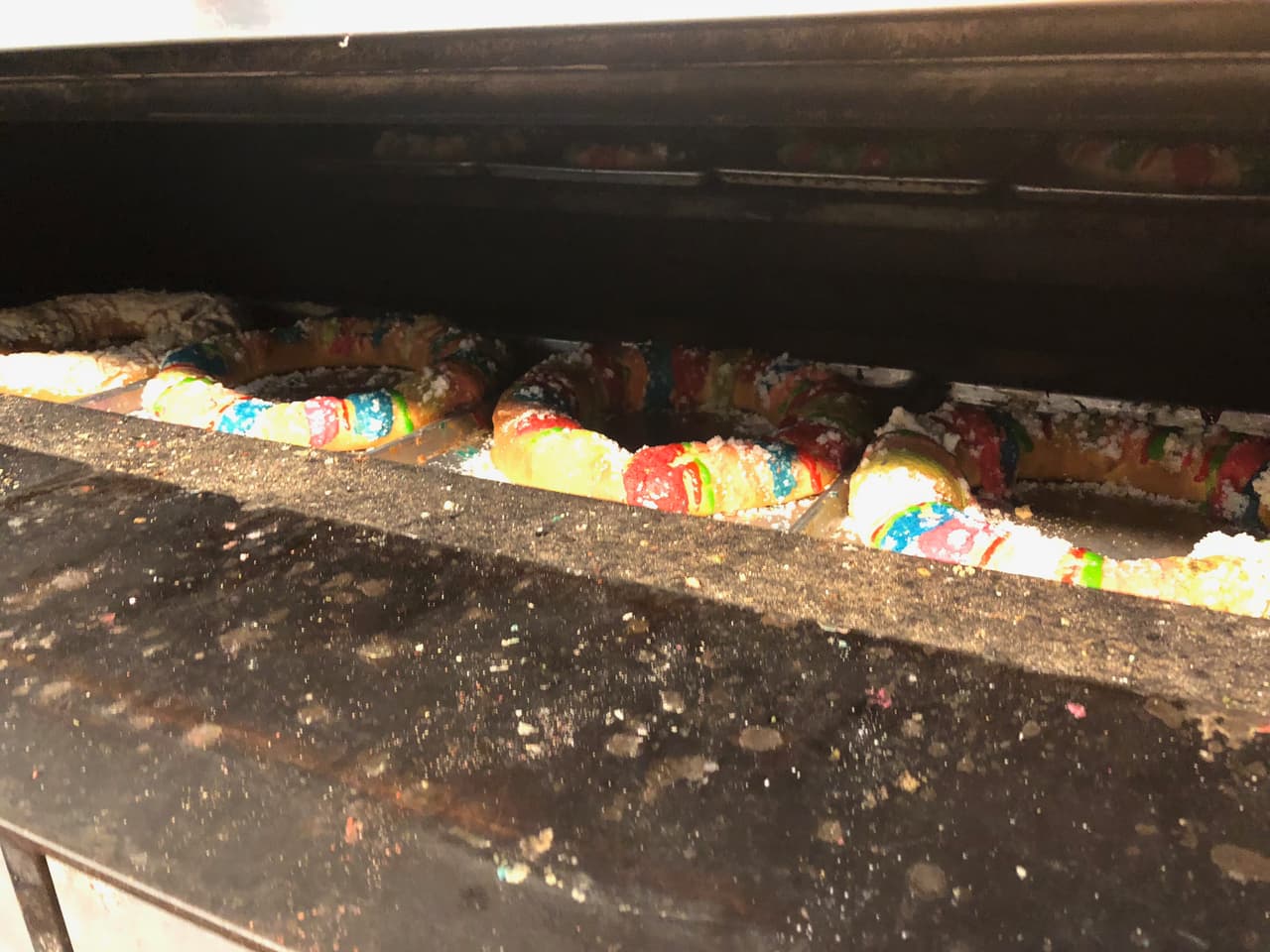 Las roscas de tamaño mediano en el horno.