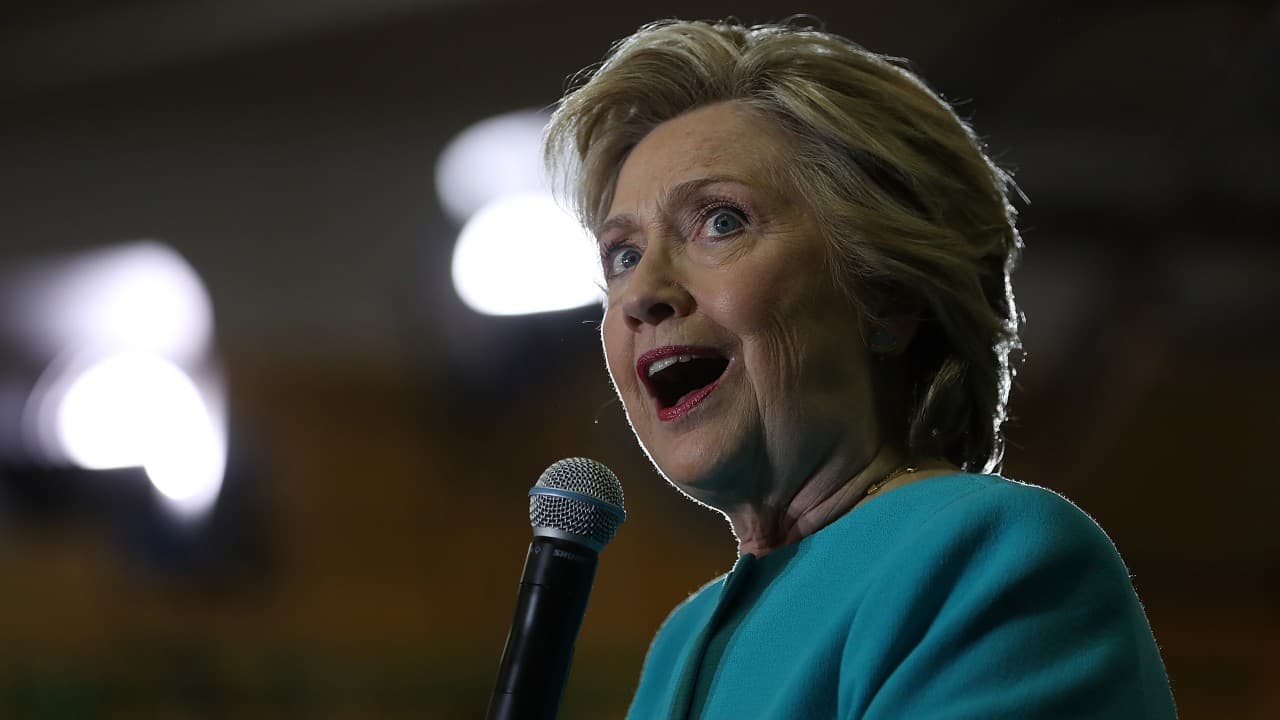 Clinton celebra su cumpleaños en Florida burlándose de un Trump "acosador"