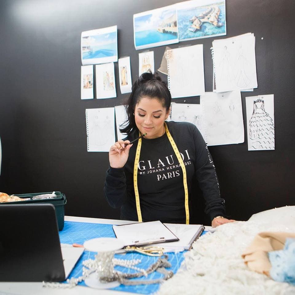 Johana las conoce muy bien y explicó en exclusiva a Univision Entretenimiento qué le gusta a cada una de las famosas que modelaron sus vestidos de novia.