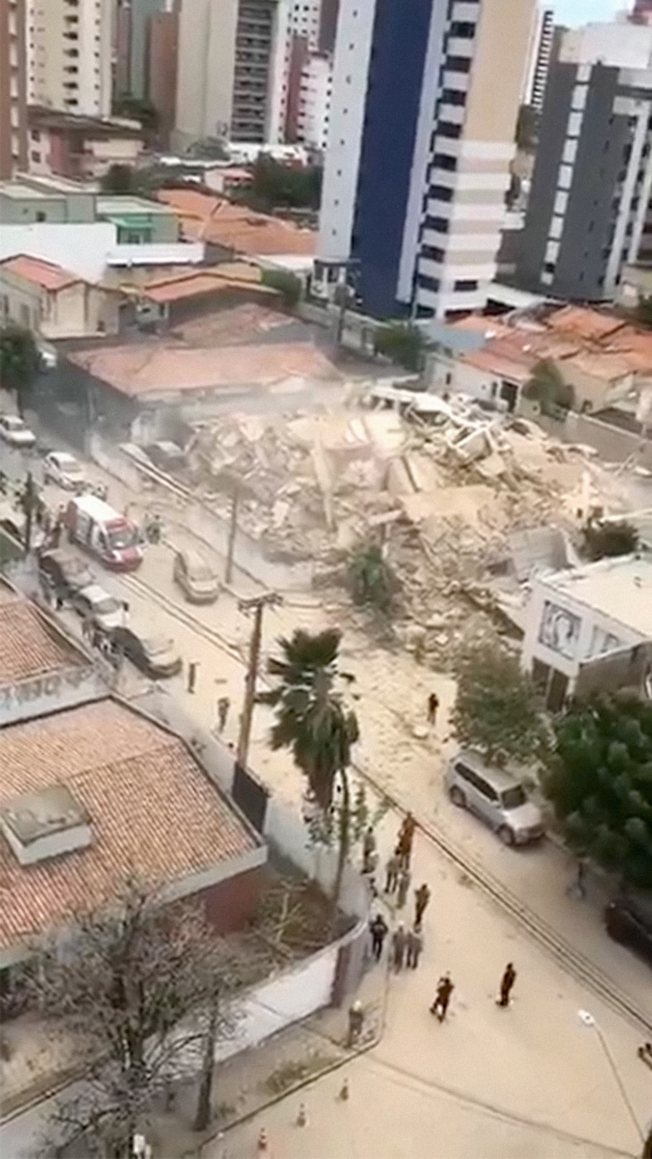 Autoridades informaron que al menos había tres apartamentos por piso en el edificio derrumbado.