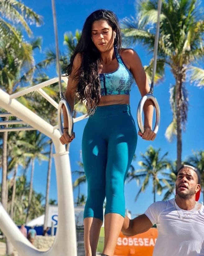 Fran también ha recurrido a entrenadores personales de confianza para realizar actividades que la hagan sudar sin parar, por ejemplo, en esta ocasión que la vimos en la playa haciendo fuerza en los brazos con los aros.