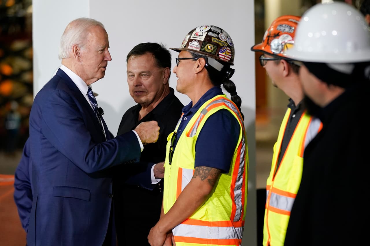 El líder republicano de la Cámara, Kevin McCarthy, ha atacado las inversiones gubernamentales como un "cheque en blanco" y "bienestar corporativo".