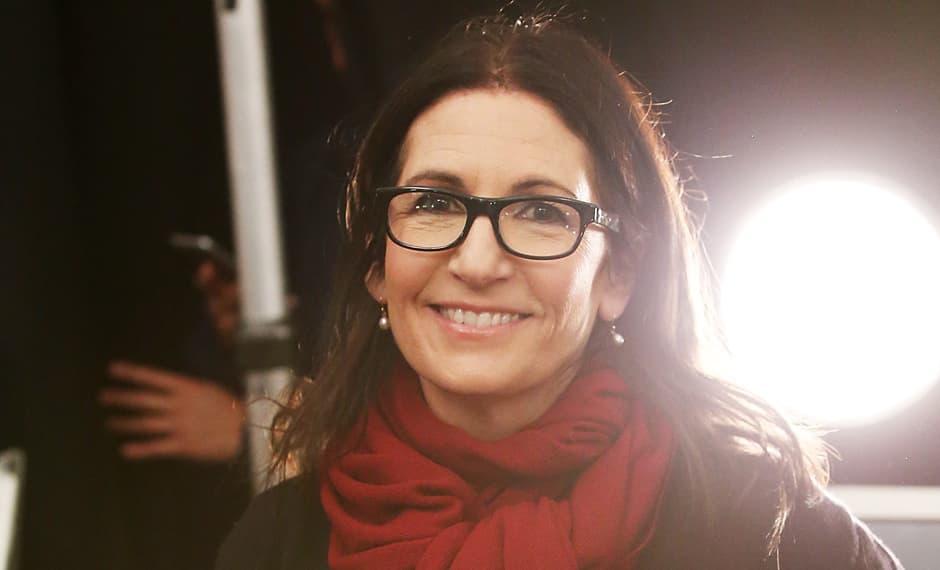 <b>Bobbi Brown. </b>Su estilo de maquillar nació en la adolescencia, al ver el casi imperceptible maquillaje de Ali McGraw en 
<i><a href="http://www.imdb.com/title/tt0066011/">Love Story</a>. </i>Ya como maquillista profesional, en los 80, fue ese enfoque fresco y natural lo que la hizo 
<a href="http://www.inc.com/magazine/20071101/how-i-did-it-bobbi-brown-founder-and-ceo-bobbi-brown.html">famosa</a>. Frustrada por los poco tonos de lipstick que había en el mercado, decidió crear su propia línea Brown Lip Color. Así nació lo que más adelante sería Bobbi Brown Cosmetics, que se enfoca en reslatar la belleza natural.
<br>