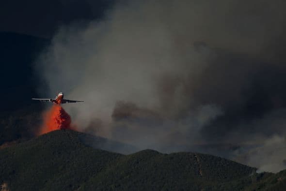 Un avión de extinción de incendios sobrevuela la zona del incendio.