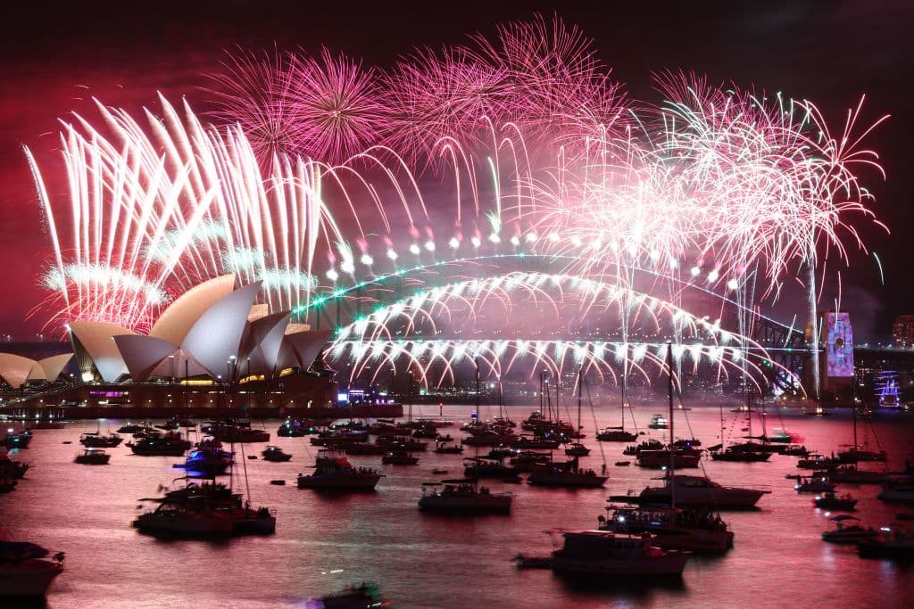 En algunas partes del mundo ya es 2023. En Australia, por ejemplo, han recibido el nuevo año por todo lo alto, con sus tradicionales fuegos artificiales en la bahía de Sídney.