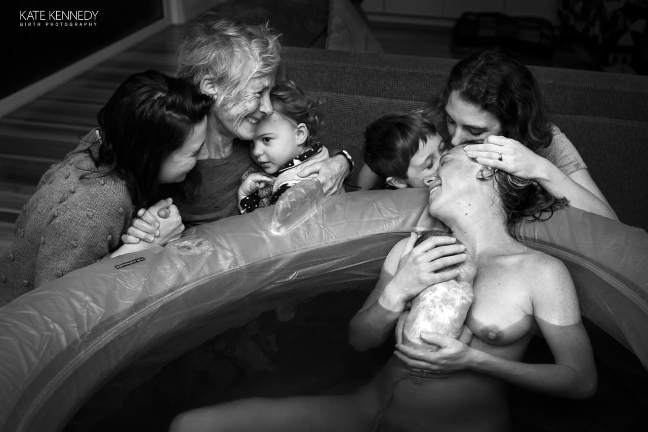 <a href="http://www.katekennedybirthphotography.com"><b>‘La reina del parto’</b></a>. Recibió mención honorífica en la categoría ‘parto’. Fue tomada en Australia.