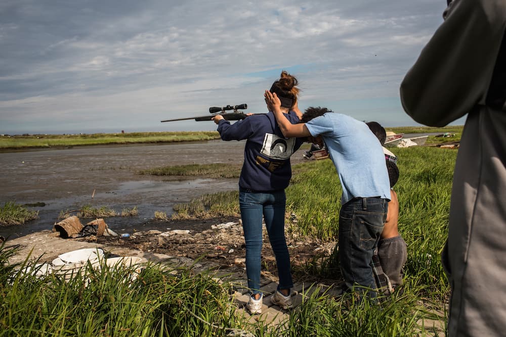 Organización alerta que la industria de las armas apunta a jóvenes y niños