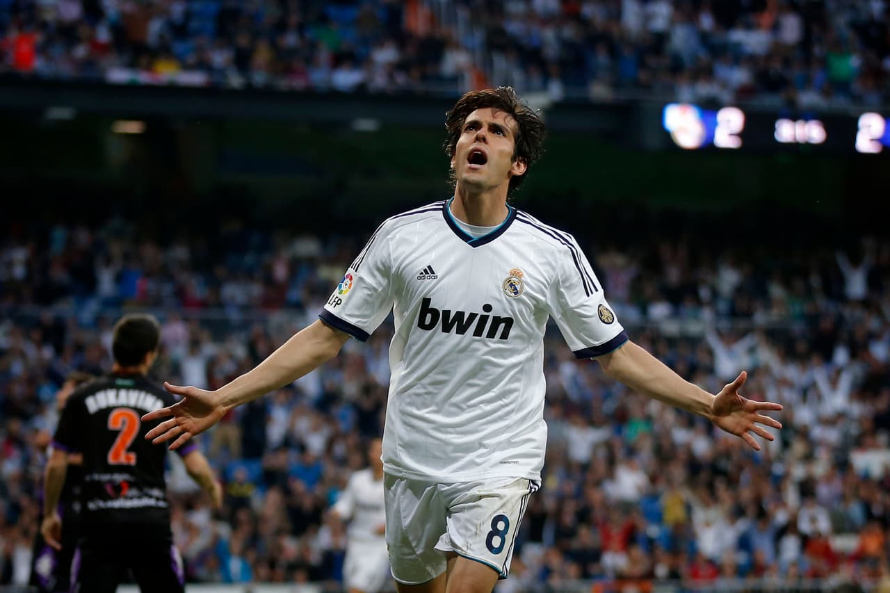 Kaká €67 millones. Llegó como estrella del Milan, pero las lesiones y la baja de juego le impidieron, a Kaká, brillar en el Real Madrid como lo hizo en Italia.