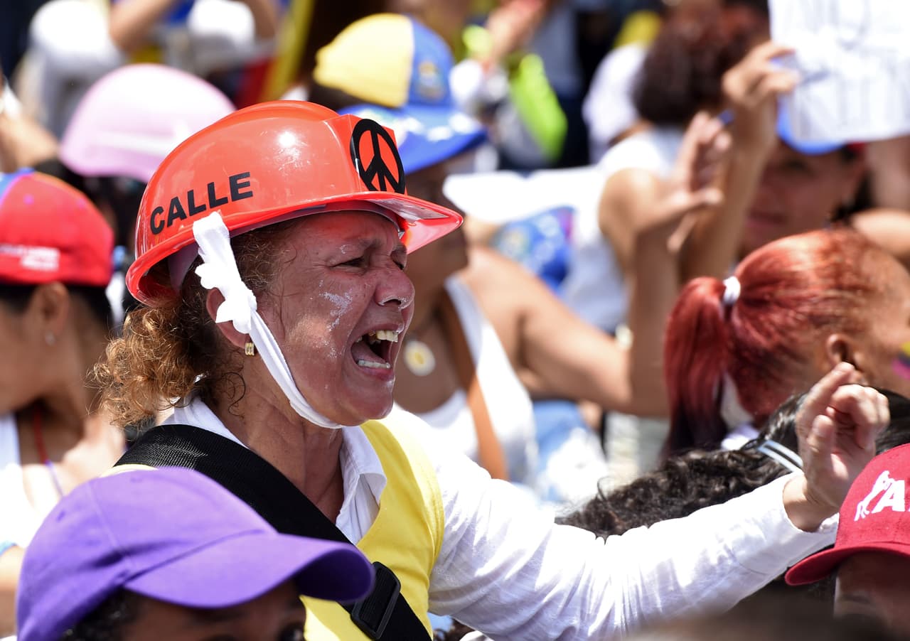 "Que la última muerte sea de la dictadura", se leía en una de las pancartas de las opositoras.