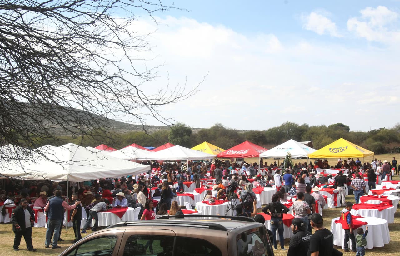 Carpas y mesas adornadas de blanco y rojo se observan en el predio donde Rubí festeja sus XV años.