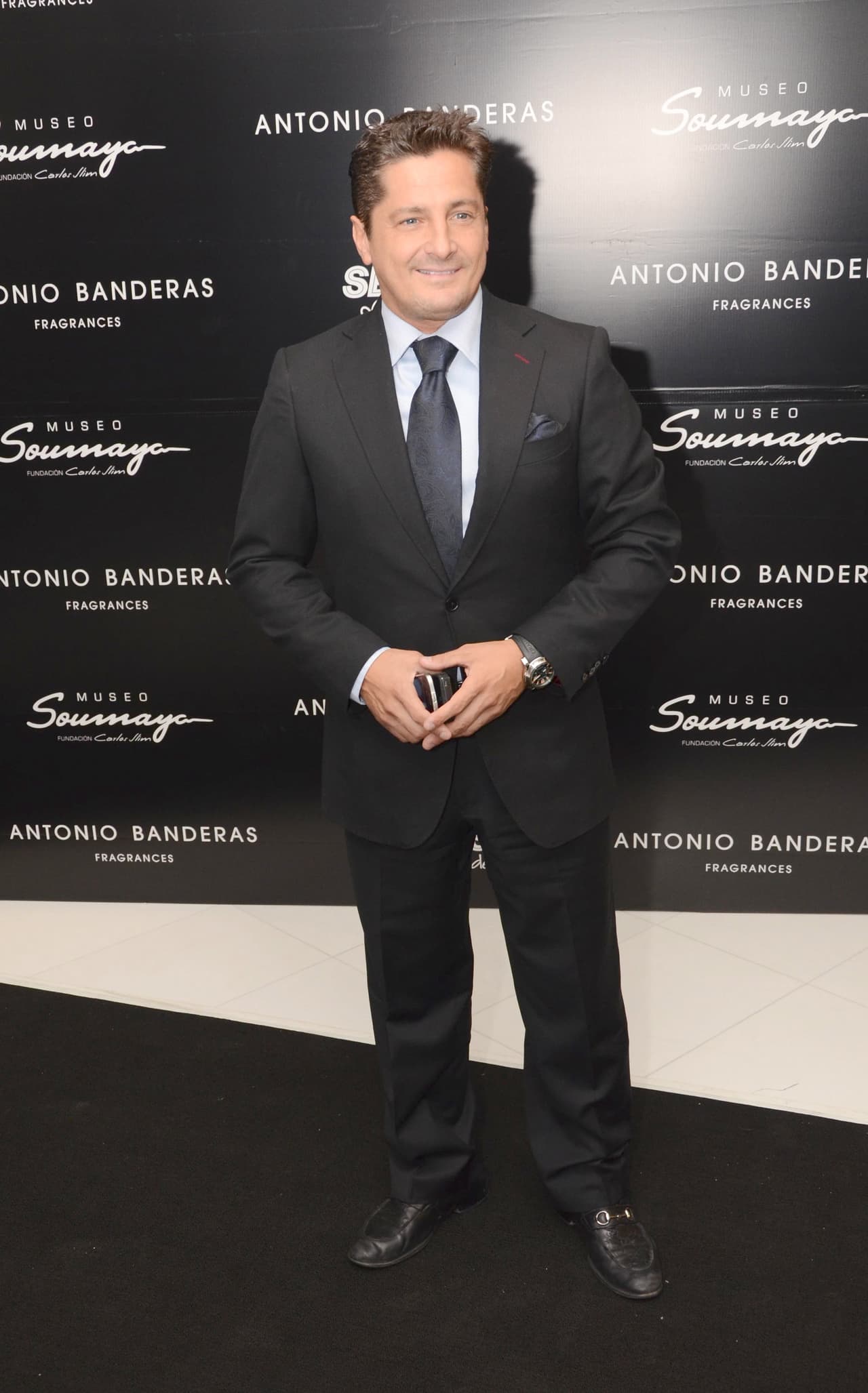 Una revista de espectáculos aseguró que se les había visto muy 'acaramelados' en un restaurante de la Ciudad de México, aunque 
<b><a href="http://www.univision.com/temas/sherlyn-gonzalez">Sherlyn</a></b> aseguró molesta que sólo eran buenos amigos.