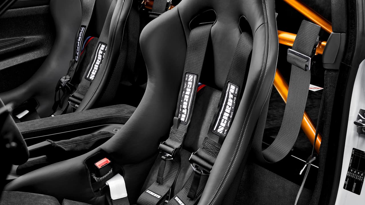 Al interior cuenta con diversos elementos de seguridad, como asientos especiales y arneses de 6 puntos