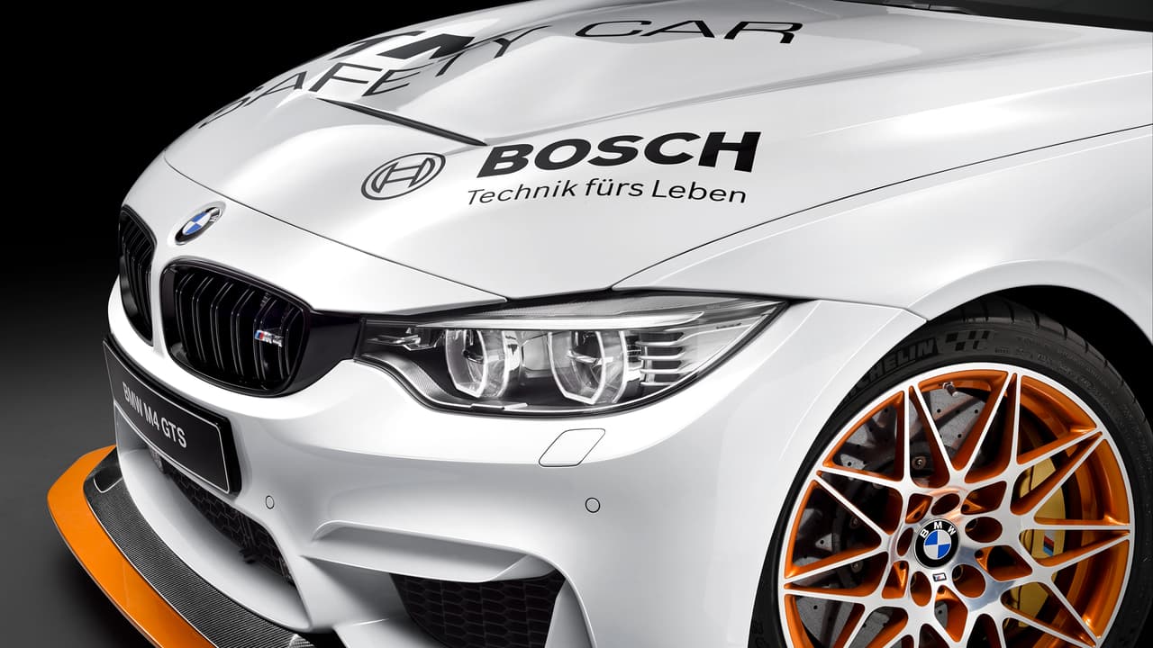 Sus neumáticos son Michelin Pilot Sport Cup 2, con llantas de aleación de 19 pulgadas al frente y 20 pulgadas en el sector posterior