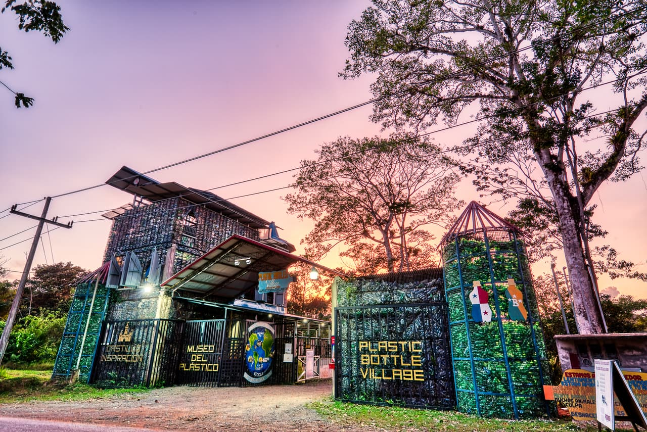 “Imagínate si las botellas plásticas tuvieran la forma que tienen las piezas de lego LEGO y se pudieran interconectar. Podríamos ser creativos como cuando éramos niños y construir todo tipo de diseños, agregó el empresario.