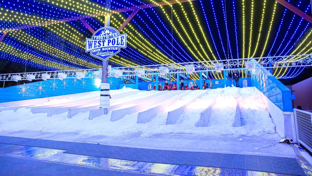 En la montaña de nieve al aire libre, los visitantes pueden deslizarse en inflables.