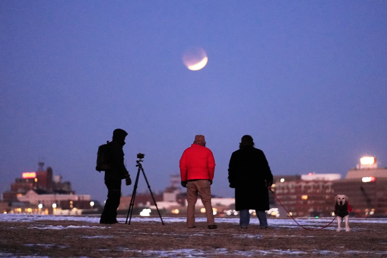 Personas observan la Luna de Sangre en South Portland, Maine.