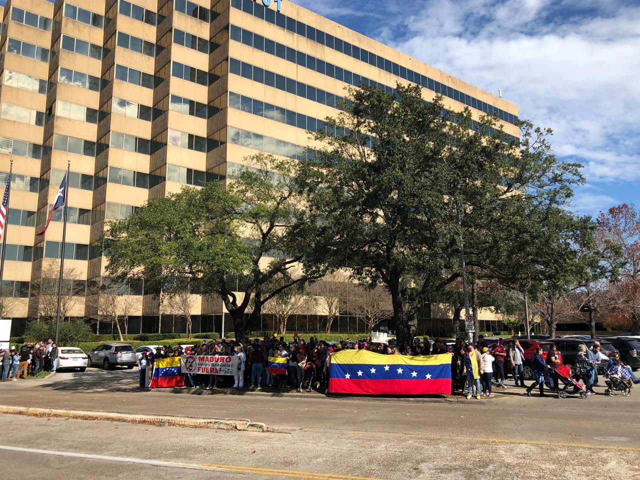 La protesta fue en las afueras del edificio donde funciona el consulado de Venezuela en Houston.