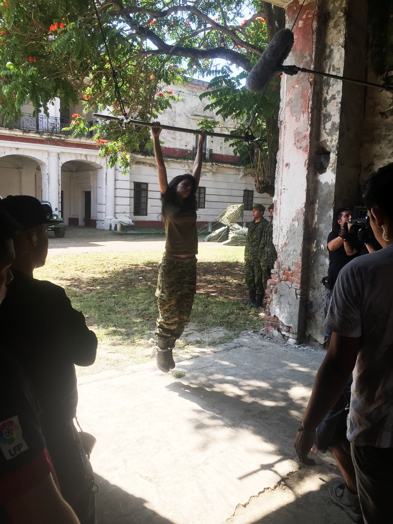 Livia Brito demostró la gran energía y fuerza que tiene, pues tuvo que sujetarse de una barra para darle realidad a las escenas.