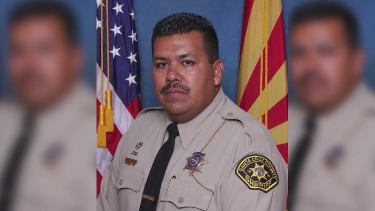 Investigan muerte a balazos de un policía hispano en la ciudad fronteriza de Nogales, el primero en 130 años 