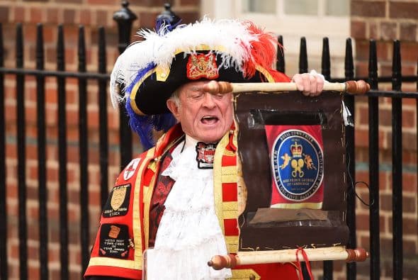 El nacimiento de la bebé se anunció con el tradicional certificado en papel en un caballete dorado frente a la fachada del palacio de Buckingham.