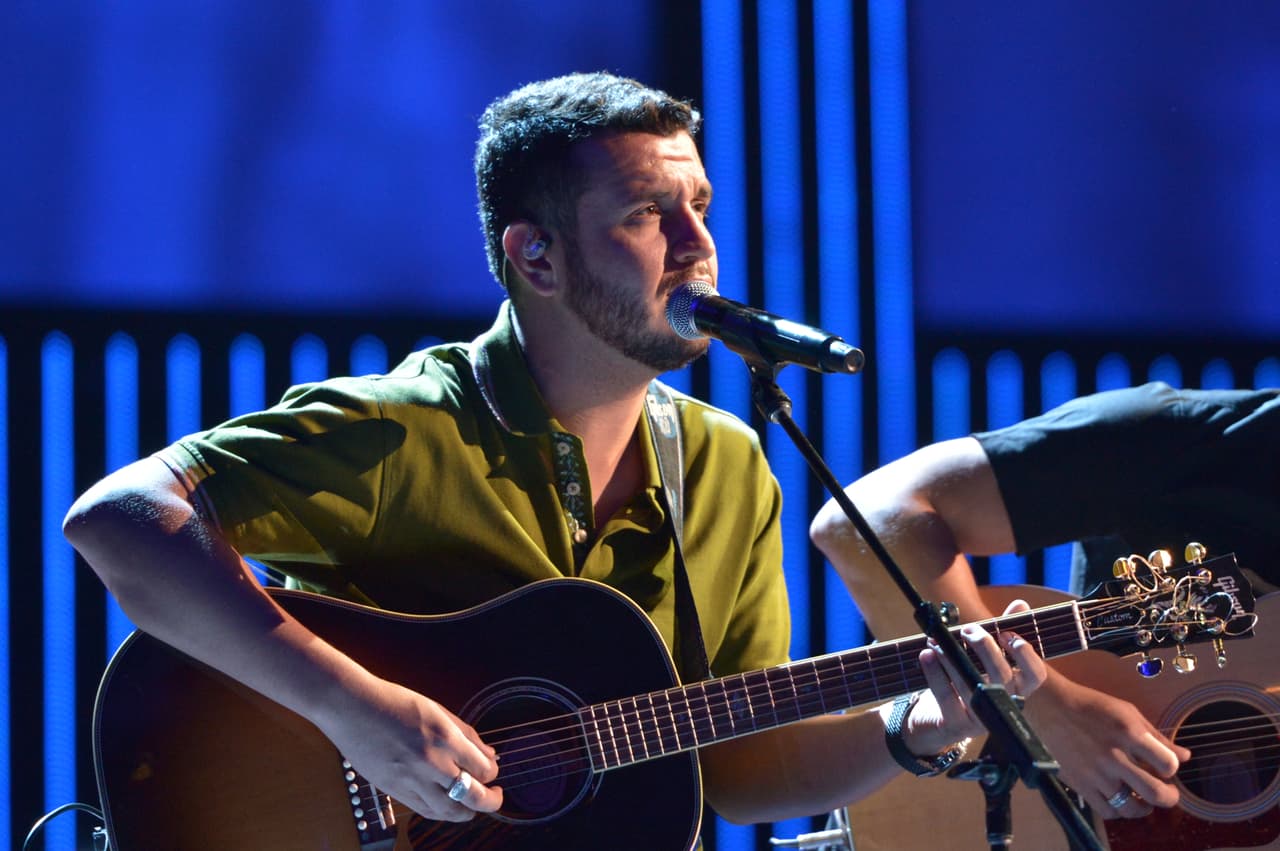 Con guitarra y todo, esta fue una de las mejores presentaciones de la noche.