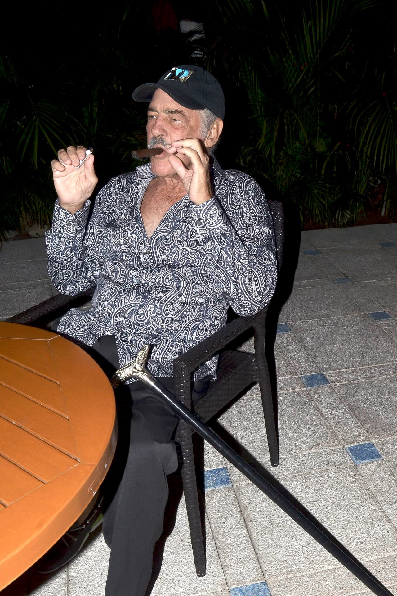 Desde el 2006 el actor se encuentra retirado de las telenovelas. En 2016 tuvo problemas en la espalda y se sometió a una cirugía de la que poco a poco se ha ido recuperando. En esta fotografía de tomada el 19 de mayo de 2018, se ve que tiene que caminar con bastón.