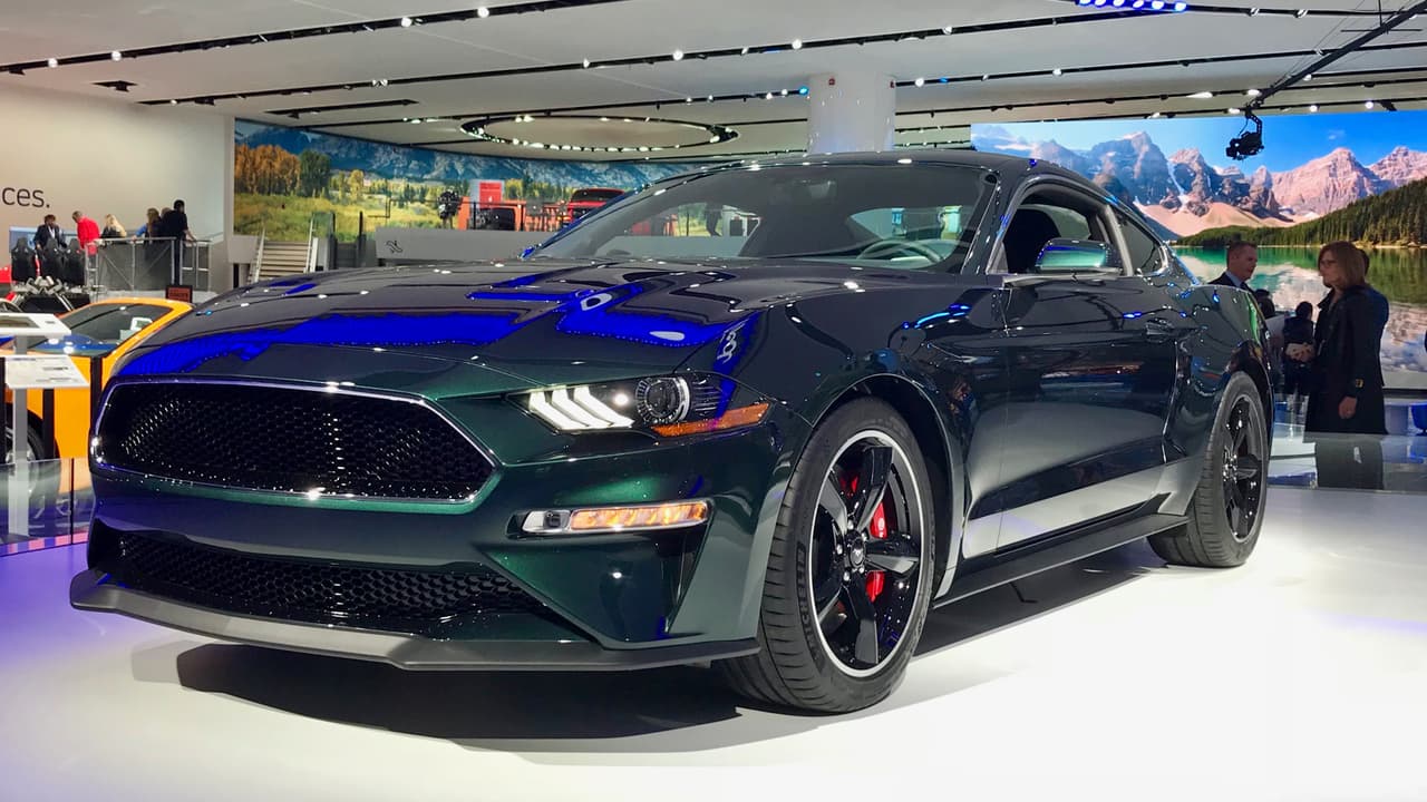 <h3 class="cms-h3-H3">Estrellas de cine de cuatro ruedas.</h3>
<br>
<br>Ford finalmente presentó la esperada
<b><a href="https://www.univision.com/noticias/autos/detroit-auto-show-2018-ford-mustang-bullitt-2019-a-bordo-video" target="_blank"> versión Bullit del Mustang 2019</a></b>, como homenaje a los 50 años del estreno de 
<b>Bullit</b>, el famoso thriller policial de Steve McQueen en el que un poderoso Ford Mustang GT 2+2 fastback de 1968 le robó el protagonismo a la malograda estrella de cine.