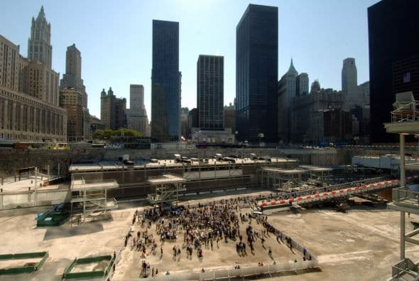La construcción de un espejo de agua en donde estaba el antiguo World Trade Center está rodeado de dolientes. Foto del 2005.