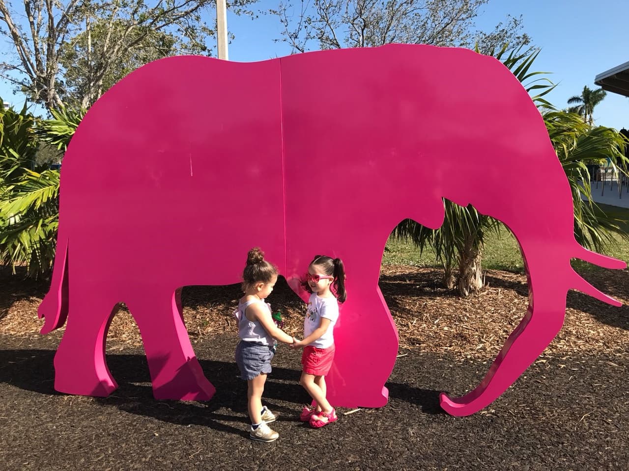 Estas pequeñas posaban muy coquetas para las cámaras, luciendo muy tiernas tomadas de la mano.