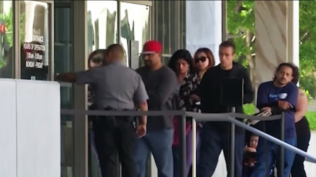 Salvadoreños con TPS seguirán protegidos hasta un nuevo anuncio del gobierno: un abogado nos explica