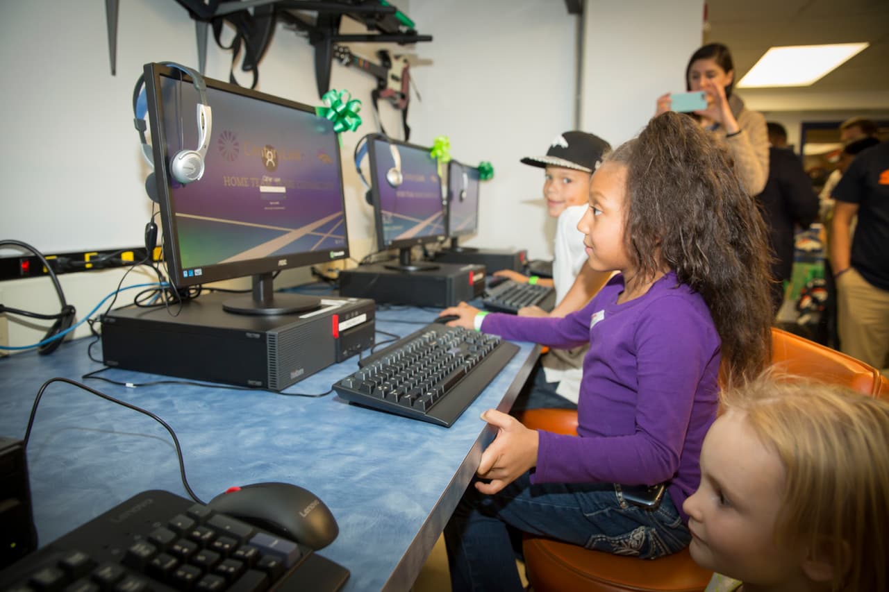 Cómo encontrar acceso a Internet a precios razonables y equipo tecnológico para estudiantes