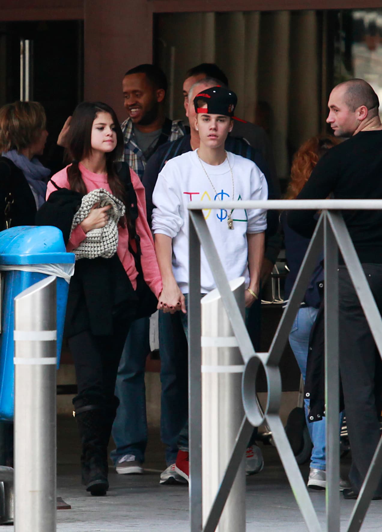 En noviembre de 2011 el drama casi separa a Bieber de Gómez cuando
<b><a href="https://www.theguardian.com/music/2011/nov/08/justin-bieber-paternity-test-mariah-yeater"> una mujer</a></b> aseguró que esperaba un hijo del cantante, pero la prueba de paternidad confirmó la versión del canadiense: ese bebé no era su hijo.