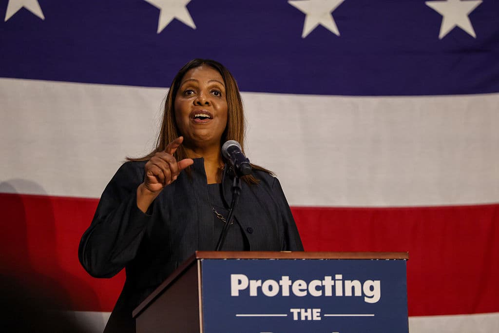 La fiscal general de Nueva York Letitia James expresó preocupación por las familias afectadas por la incertidumbre del fallo, aunque mantiene la confianza en que eventualmente prevalecerá su defensa de la ciudadanía por nacimiento. James calificó la decisión como un retroceso significativo para las protecciones constitucionales básicas.