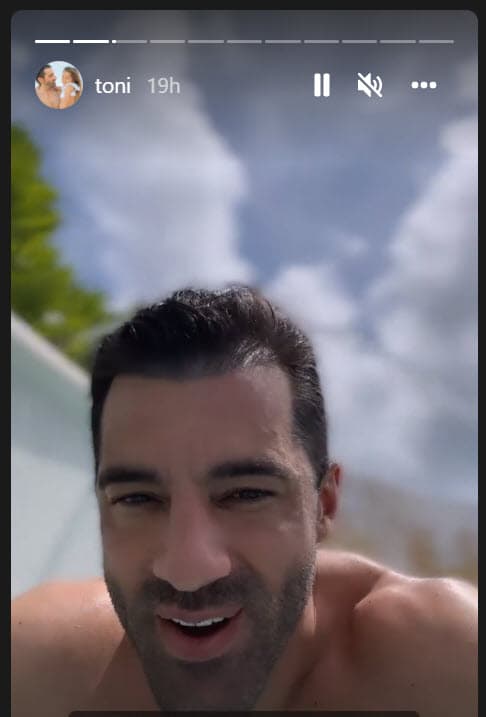 Para Toni Costa, se trata del primer romance que hace público tras la 
<b><a href="https://www.univision.com/famosos/adamari-lopez-toni-costa-se-separan" target="_blank">separación de Adamari López. </a></b>
<br>