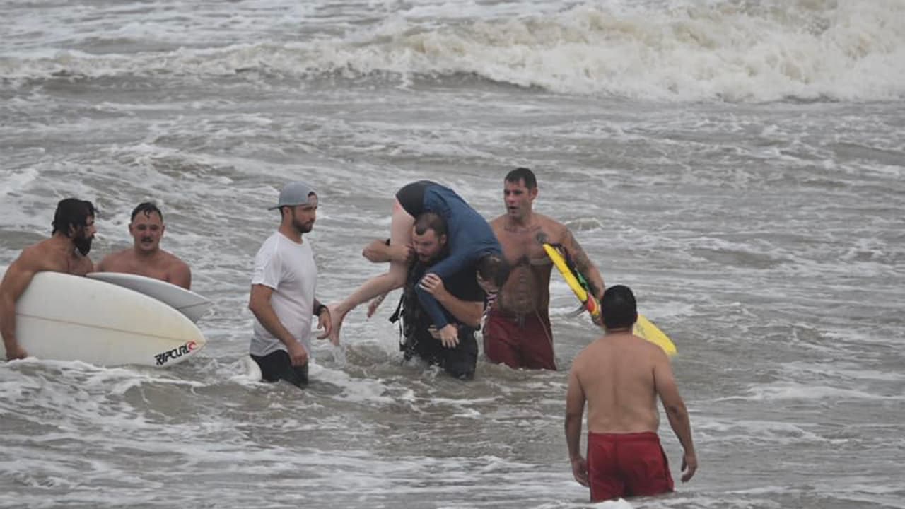 La Guardia Costera hizo presencia después para auxiliar a surfistas y las jóvenes rescatadas.