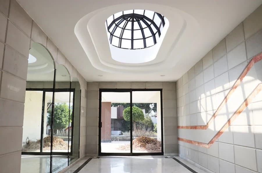 Su superficie total es de 3,000 metros cuadrados (32,000 pies cuadrados).