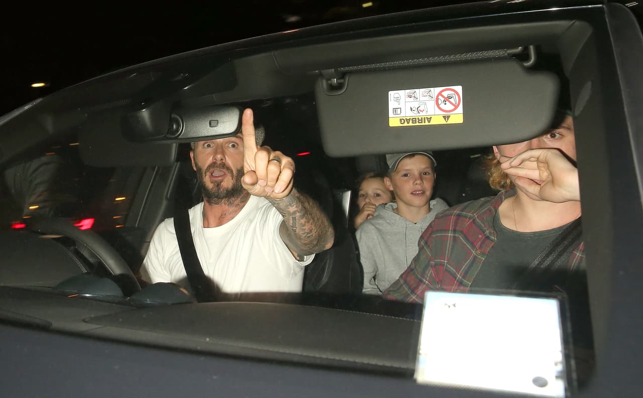 Los más pequeños de sus hijos se alarmaron ante la molestia de su padre.