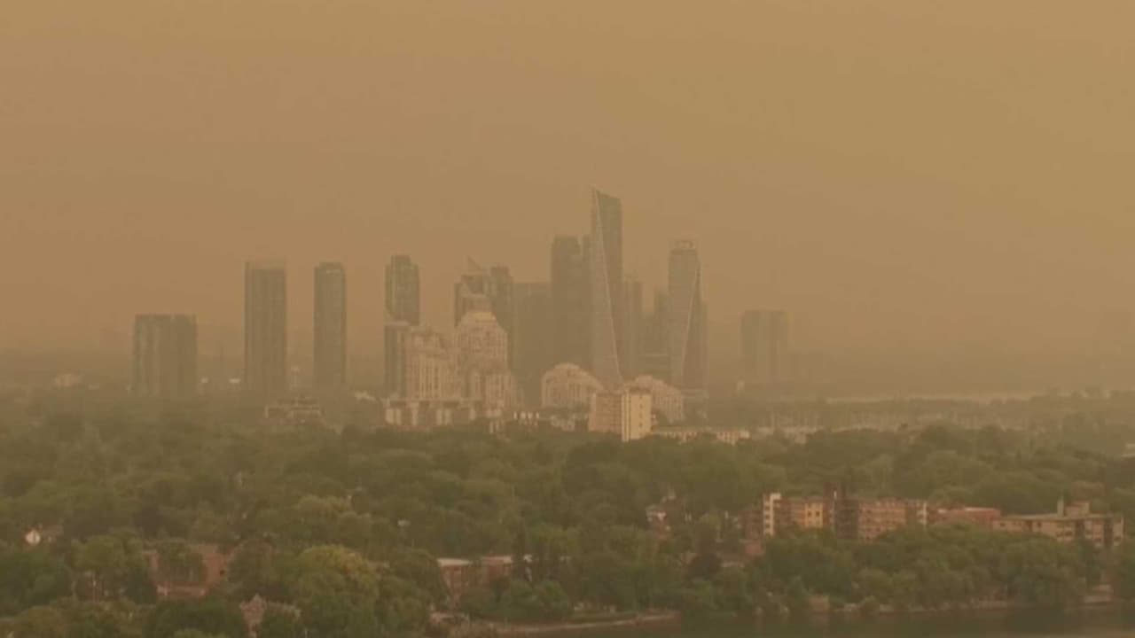 "Siento que me arden los pulmones": Humo de incendios forestales castiga a Nueva York