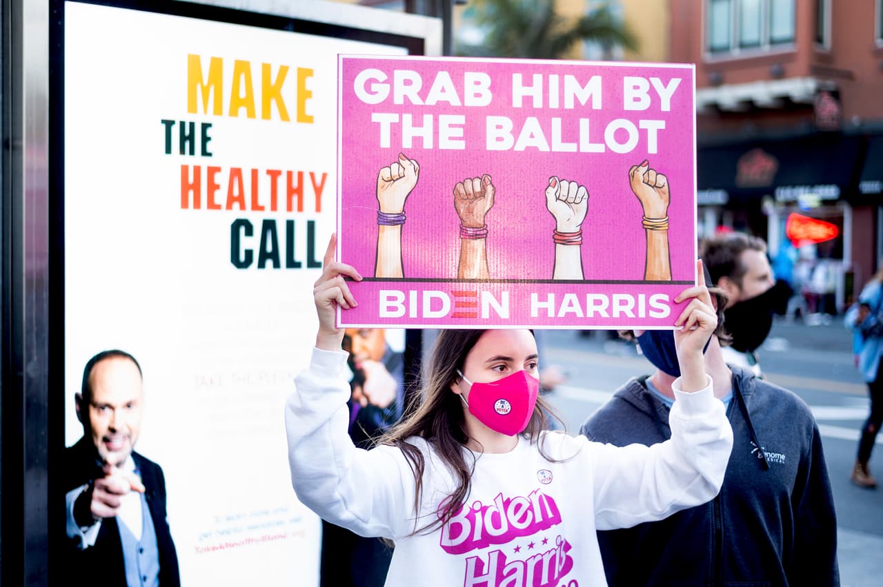 Emily Machado sostiene un letrero que dice "Agárrenlo por las boletas", en referencia a una de las frases misóginas que envolvió al presidente Donald Trump en uno de los muchos escándalos que empañaron la mayor parte de su administración.