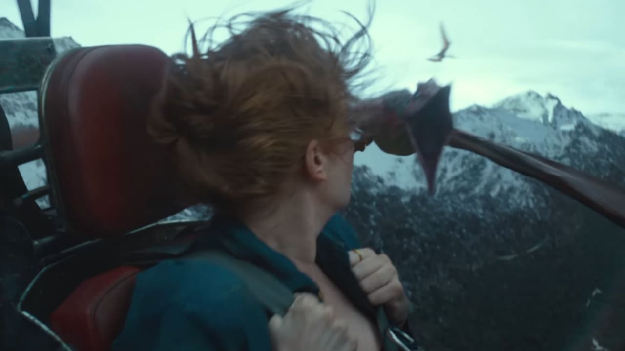 <b>Pteranodon</b>
<br>Tras el ataque del Quetzalcoatlus el tráler parece indicar que los héroes logran escapar del avión al eyectar sus asientos que cuentan con paracaídas, pero el peligro no termina porque se puede ver a un grupo de estas criaturas ahora atacando a Claire.
<br>
<br>Aunque científicamente no son considerados como dinosaurios, ya que están dentro de la familia de los pterosaurios, en la cultura popular se les asocia como tales. No contaban con dientes en su largo pico y medían hasta 23 pies de largo.