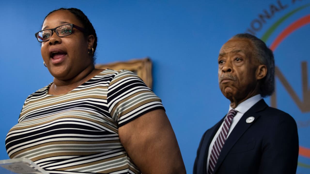 Critican a comisionado de policía por despedir a agente involucrado en la muerte de Eric Garner