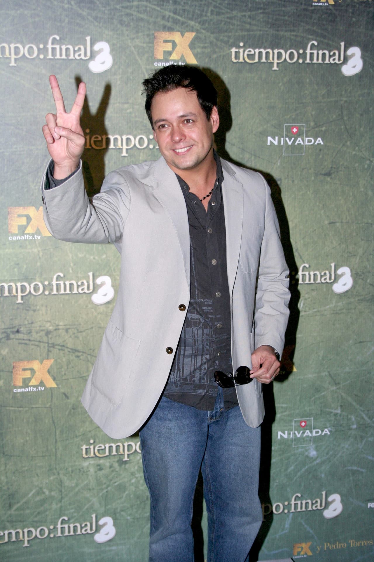 "Entonces, Rodrigo que me dice 'ya vámonos'. Cuando empecé a ver que toda la gente ya se iba yo le dije, '¿sabes qué?, no'. 
<b>Quiero hablar con el gerente</b> porque esto es una falta de respeto, porque volteaban a verlo y, literal, la gente se reía. Entre ellos, entre los de seguridad, se reían", agregó Ruvalcaba, con quien el actor tiene alrededor de cuatro años de relación.