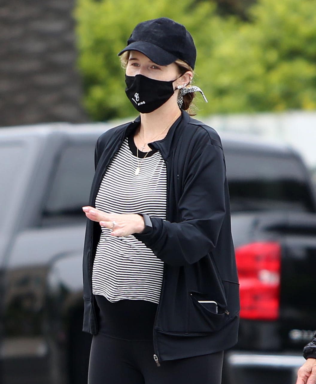 La hija de Arnold Schwarzenegger ha sido captada en varias ocasiones saliendo a caminar para mantenerse en forma durante el embarazo.