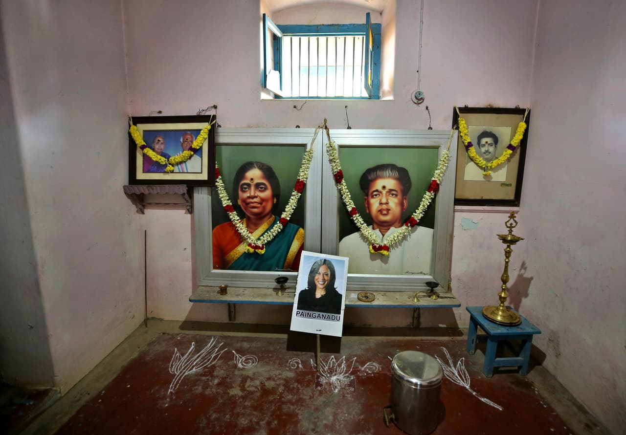 Un cartel con el rostro de Harris junto a los retratos de los antepasados de la familia Vandayar, donde se planeó la celebración de su victoria en Thulasendrapuram.