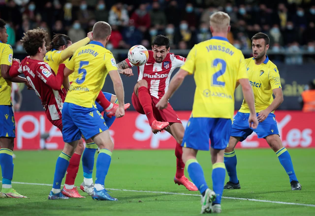 Atletico de Madrid golea a Cádiz 4-1 con anotaciones de Lemar, Griezmann, Correa y Cunha durante la décima Jornada de La Liga. Los Colchoneros son segundo lugar de la tabla.