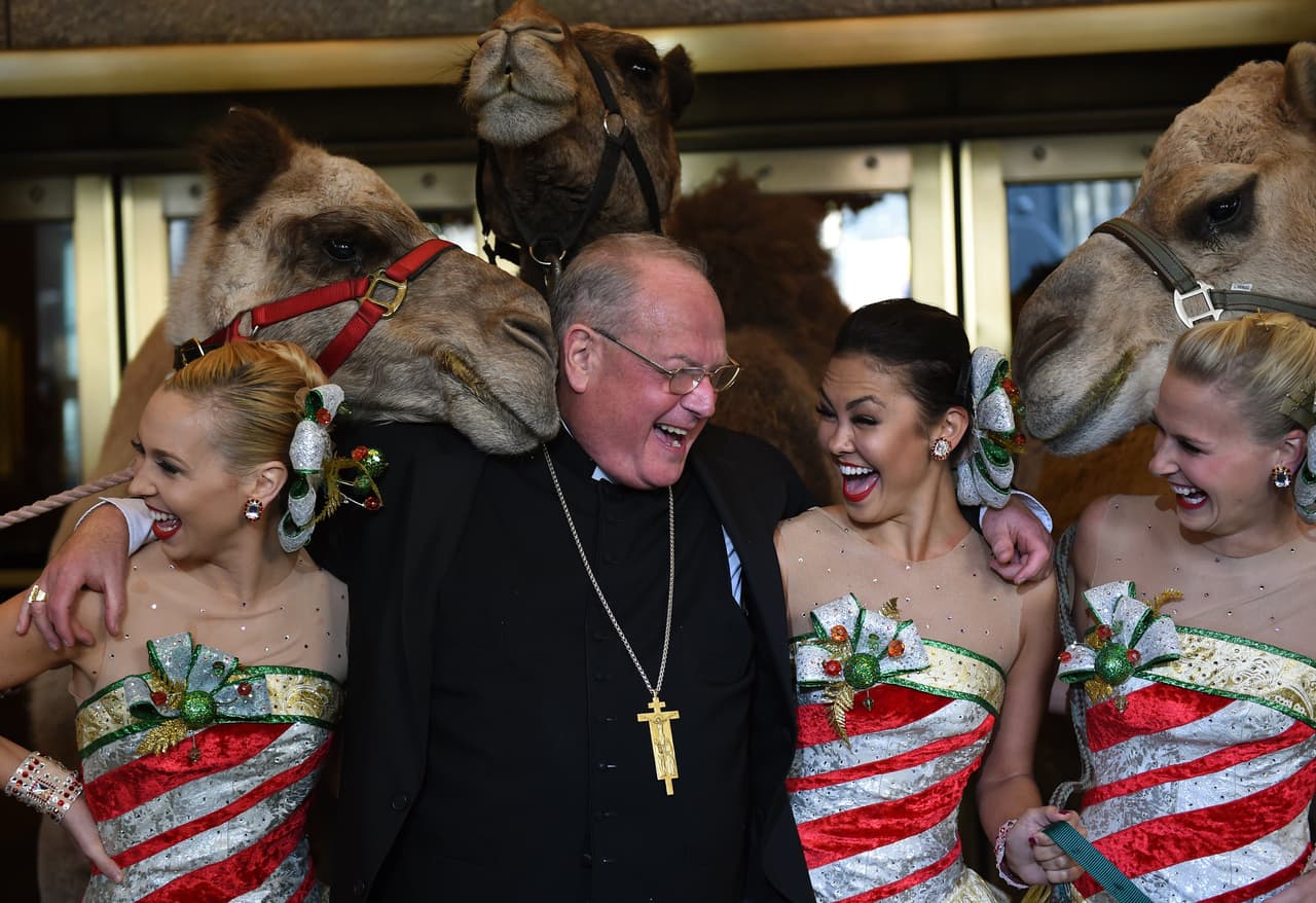 Tras la bendición, imperó el júbilo durante un ligero departir con el Arzobispo de Nueva York, las Rockettes y los camellos.