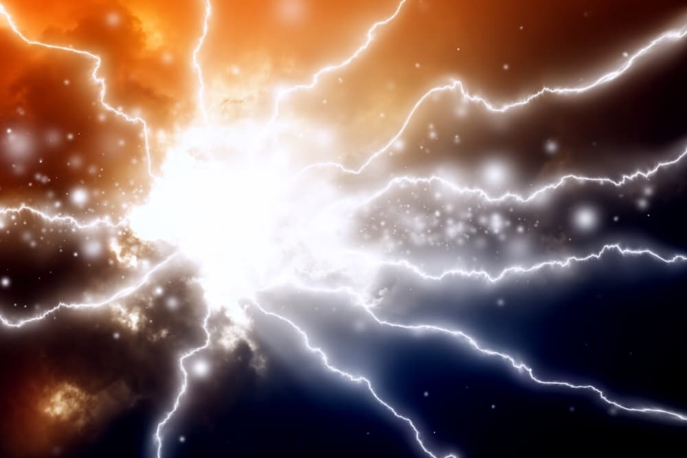 Sin embargo, luego de que se hizo rey el pueblo comenzó a decir que Shangó era muy estricto e incluso tirano. Como en aquel tiempo las leyes decían que si un rey dejaba de ser querido por su pueblo debía morir, Shango terminó con su vida ahorcándose, pero regresó en la forma de su hermano gemelo Angayú quién con el uso de la pólvora, acabó con los enemigos de Shangó, y a partir de ahí comenzó a ser adorado como Orisha y fue llamado el Señor de los Truenos.