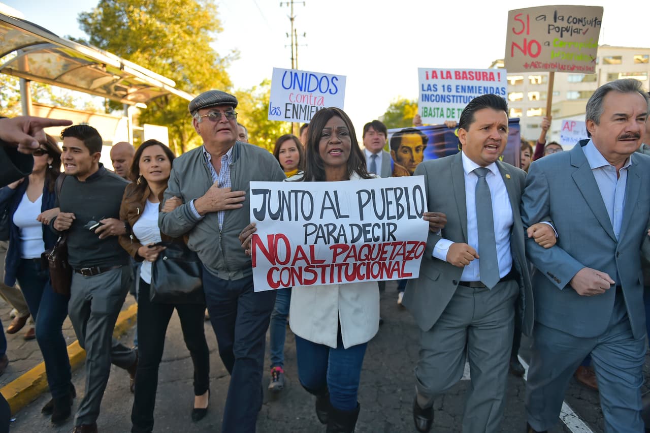 Un grupo de asambleístas trató de llegar junto a manifestantes a la Asamblea.