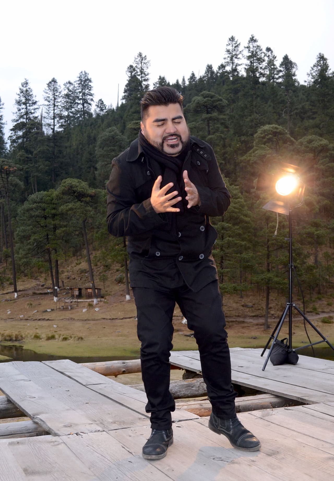 "Una vez lo dije, 
<b><a href="https://www.univision.com/musica/regional-mexicano/dios-tendra-que-esperar-el-mimoso-ni-se-retira-ni-se-dedicara-a-la-musica-cristiana-por-el-momento" target="_blank">quise tirar la toalla</a></b>, no me estaban saliendo las cosas como yo quería, entonces es cuando (dije): 'bueno si no está funcionando lo que haces, ¿qué estás haciendo'. Me acuerdo que fue en una gira que ´íbamos para Chihuahua y me metí al baño y lloré, platiqué con Dios", narró.